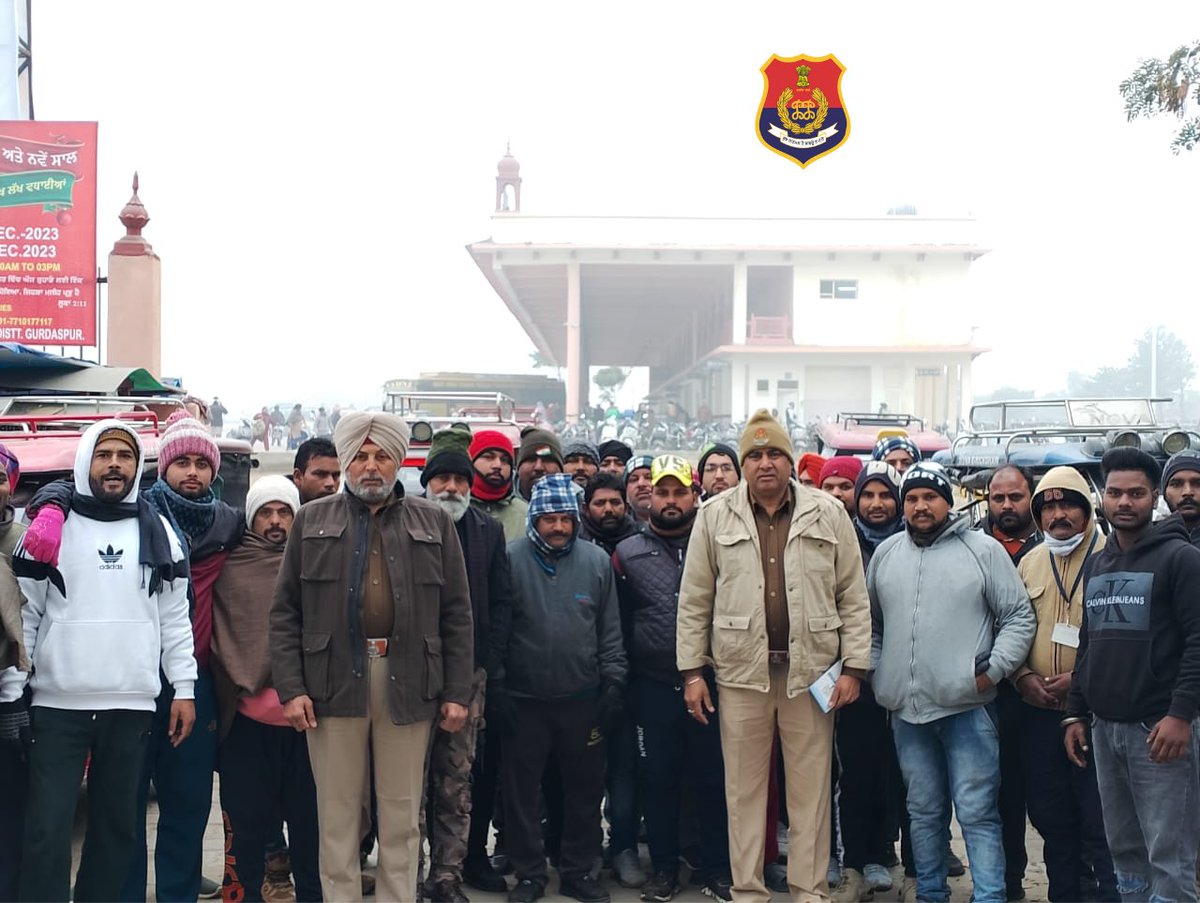 PP_Gurdaspur's tweet photo. Traffic education cell of Gurdaspur police held an awareness seminar at Bus stand Gurdaspur. Where in general Public were made aware about following traffic rules, Cyber Crime, Drug abuses, wearing seatbelt & Helmets while driving & Police Helpline no.112,181,1930.
#BeEducated https://t.co/GSSXlIGB10