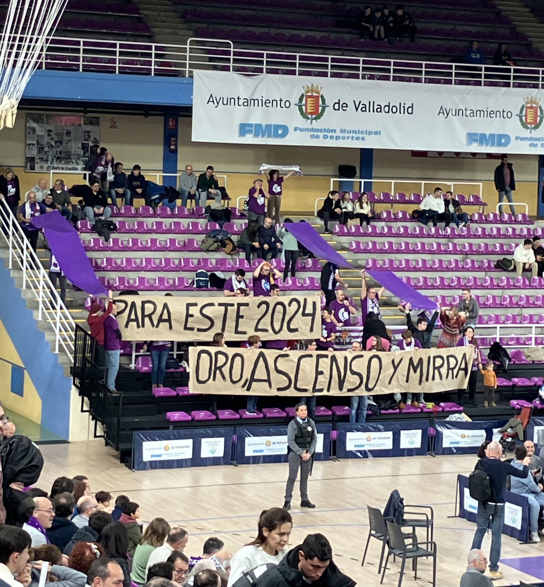 Asistimos al partido del <a href="/RVBaloncesto/">UEMC RV Baloncesto</a> con la colaboración de la <a href="/fdprvalladolid/">Federación de Peñas del Real Valladolid</a>.
Y como no puede ser de otra forma, lo hacemos para animar en el <a href="/FondoEternoCapi/">Fondo Eterno Capitán</a>. 
Quisimos realizar una pancarta de apoyo al equipo y dar colorido junto a los amigos de <a href="/Pucelaikos/">Pucelaikos</a>