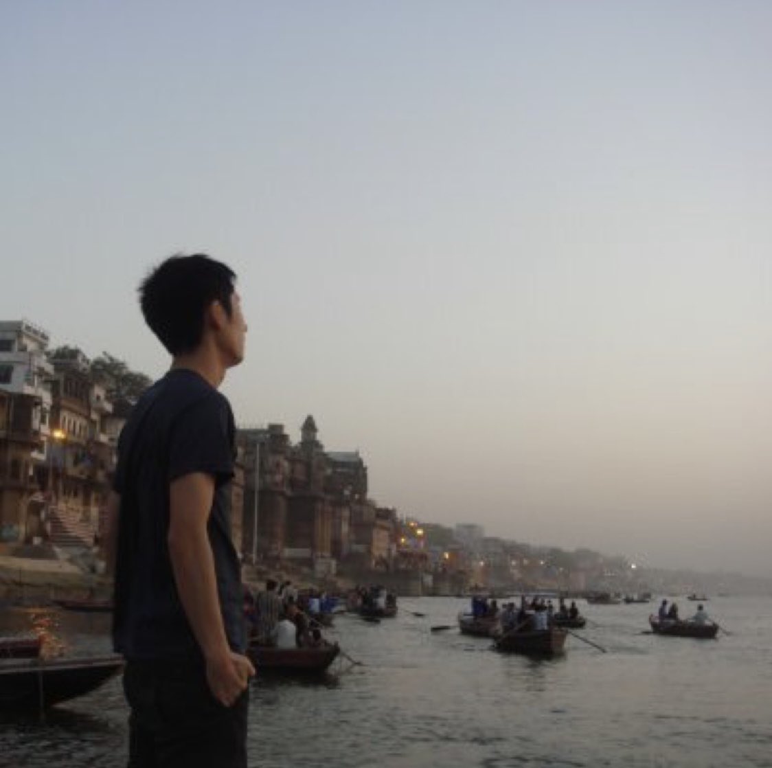 年末年始も休めんかったから、今日は映画館に。上映30分前に決めた。やっとRRR。無駄なほど音がいいヤツで。スカッとする180分。上映後に拍手が起きた。僕も思わず拍手。悪役の末路を職場にいる悪い連中らと重ね合わせてた。僕も闘う。
またインドに救われた気分。
きっとまた行く、インドに✈︎