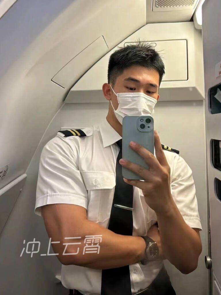 FellnerShamus's tweet photo. 在职空乘 可全国空降！喜欢我的人请直接线下跪舔我的黑粗大鸡吧！#打桩机
希望你成熟稳重又是发情的骚逼！ https://t.co/4MmxYlYsoC