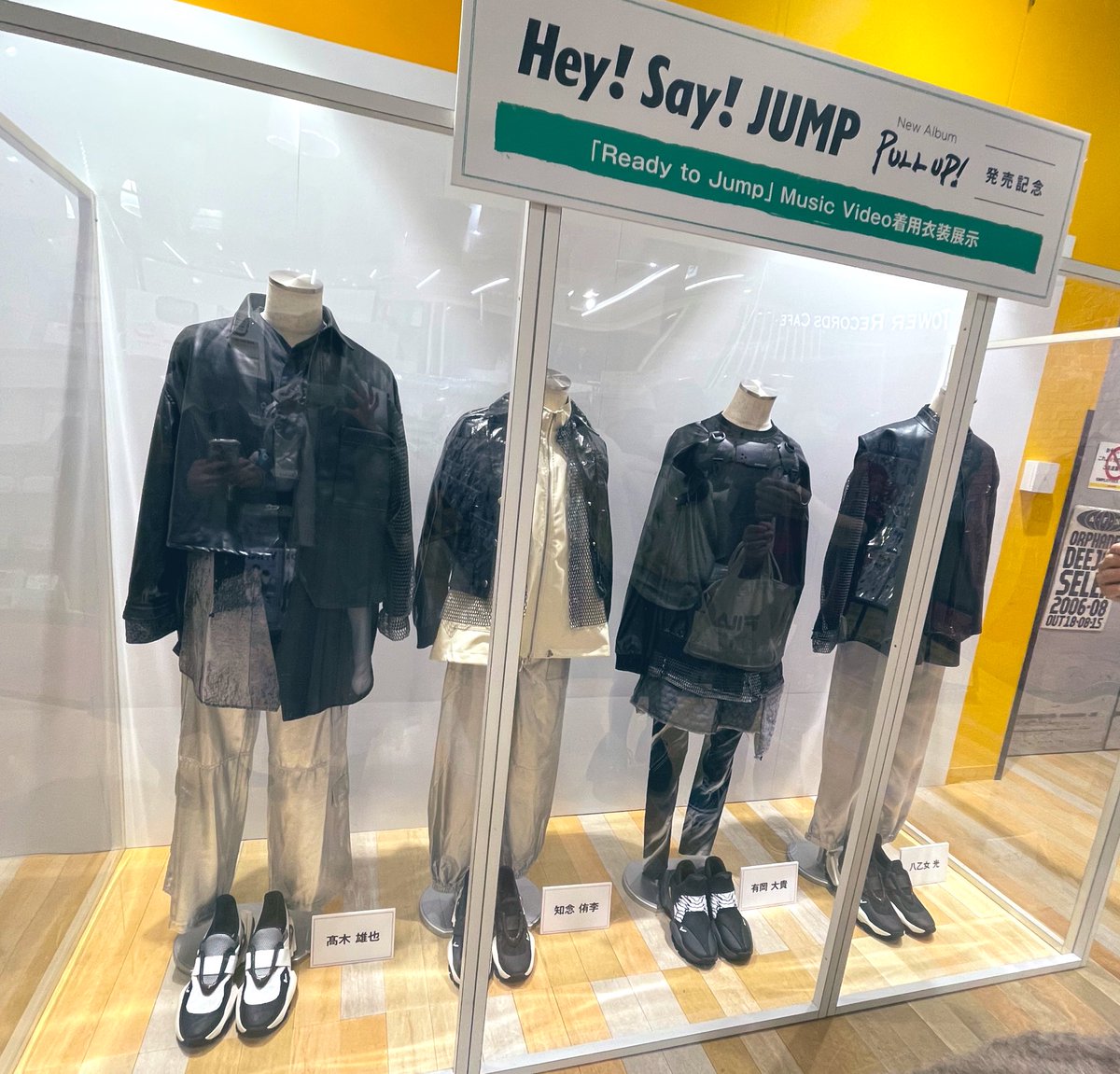 meeejump's tweet photo. お衣装見てきました♡
ケースに入ってるから香りは感じられず…(当たり前🤣)
毎回思うけど自分映り込みさせずに撮るのどーやんの？
ポスターは自担が反射してキレイに写らないし、センスないのかも知れない 笑
#HeySɑyJUMP 
#HSJ_PULLUP https://t.co/2lyXaozgDc