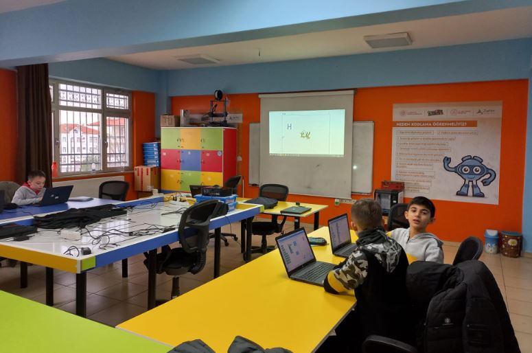 SivasliYap's tweet photo. Sivaslı Halk Eğitimi Müdürlüğü bünyesinde faaliyet gösteren #sivaslıkendinyap atölyemizdeki bu hafta ki kursumuzdan kesitler... https://t.co/wZaSxcXTZ4