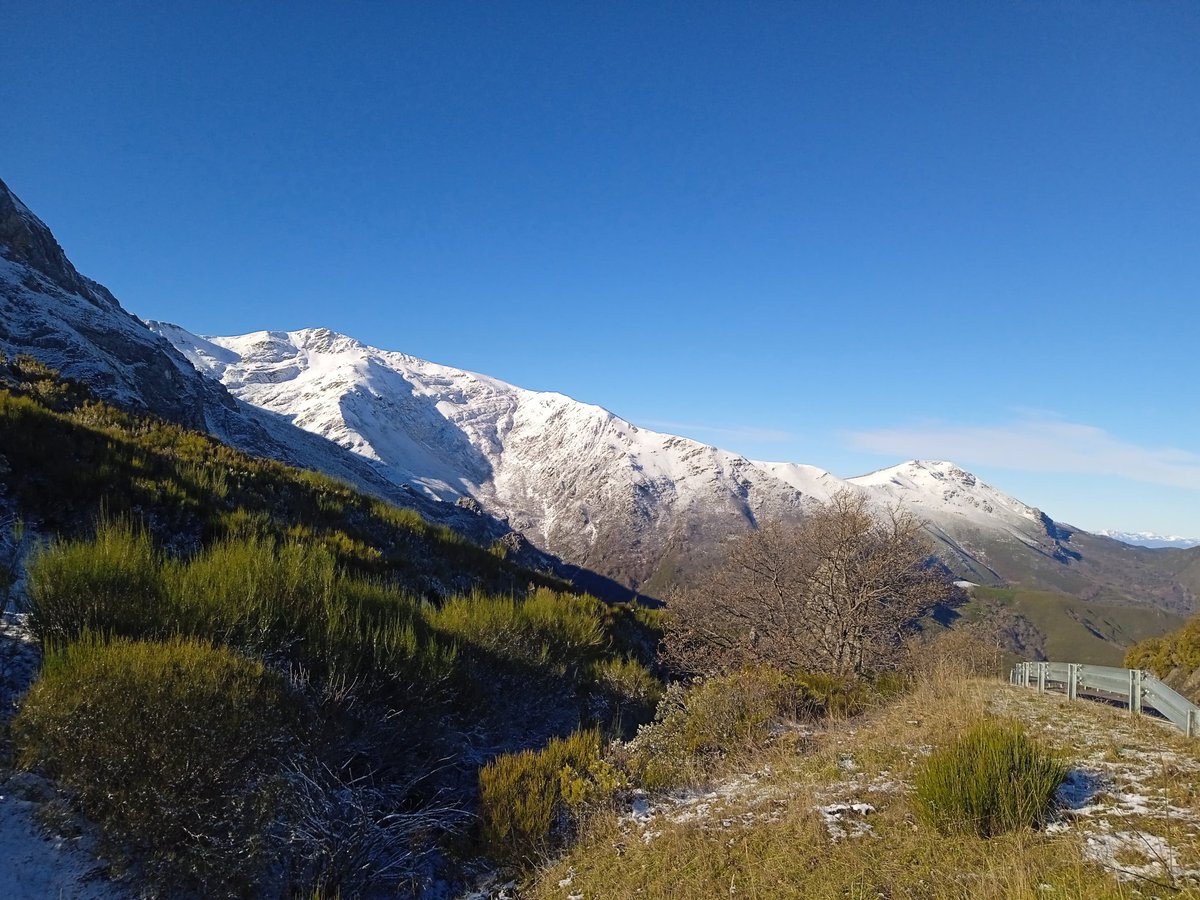 PreferenciaSol's tweet photo. No es Sierra Nevada, ni los Alpes, ni los Pirineos, ni Canadá, ni Noruega, ni los Balcanes, ni los Andes; es El Bierzo. Mucha gente no sabe lo que tenemos y lo que se pierde. #HazBierzo https://t.co/KhLGAVq9Jp