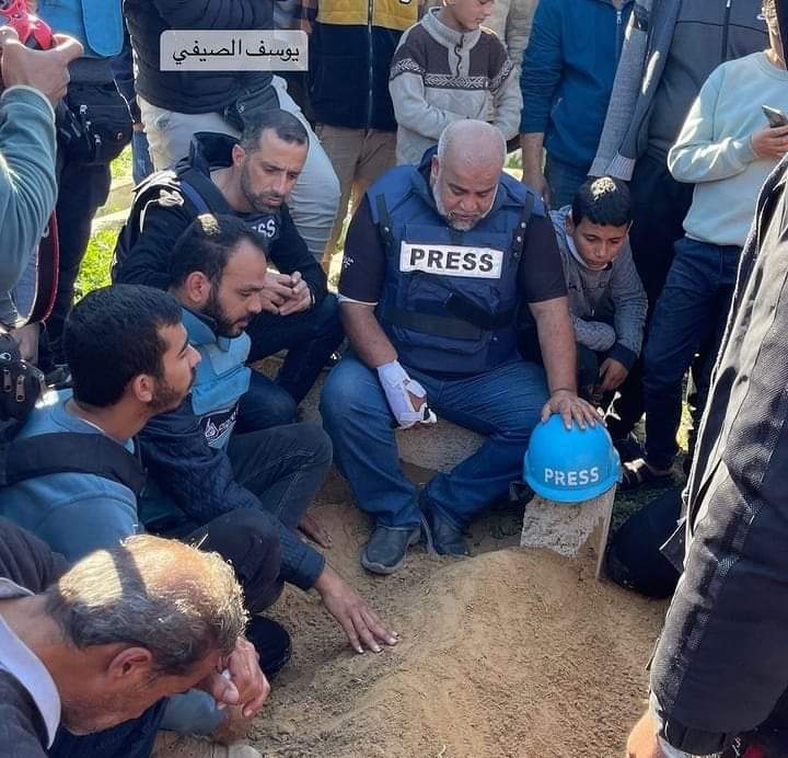 بِسم اللّٰه على قلبِك حتَّىٰ يهدأ،
بسمِ اللّٰه عَليْكَ و عَلى صَبرِك و علىٰ همّتِك.
بسمِ اللّٰه على هذا الإيمان، باسمكَ الأعظَم يا ربّ أَنْ تُصبّرَه و أَنْ تربطَ علىٰ قَلبه..