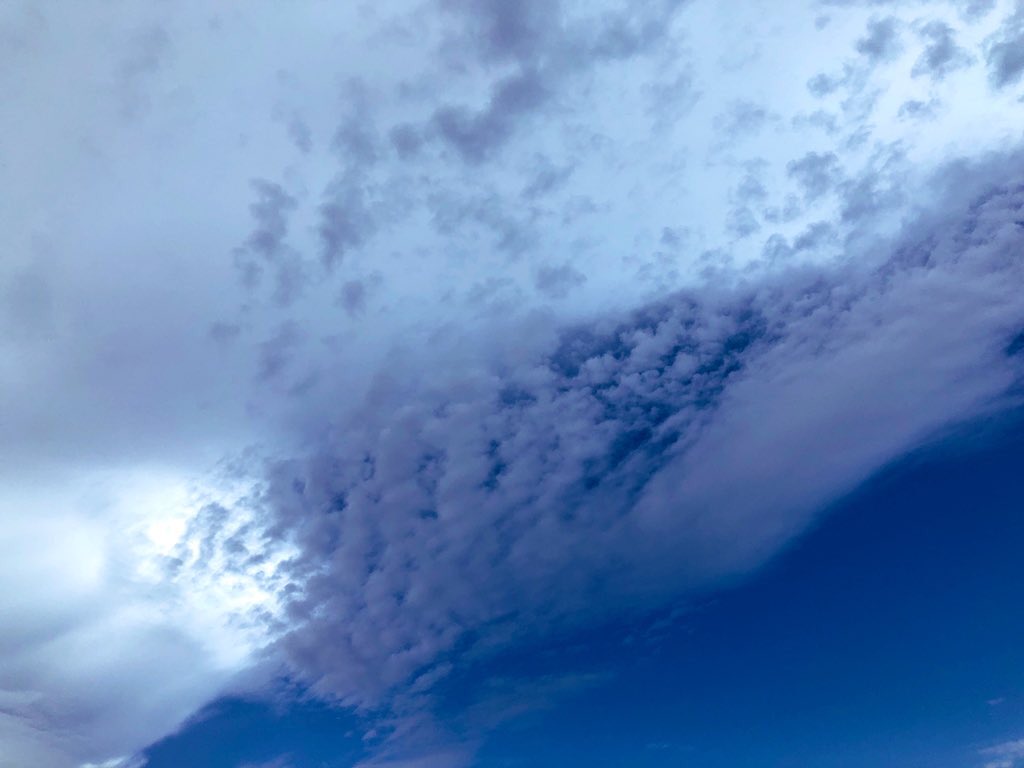 zeLaure_'s tweet image. E n l’#Archange #Michel 
N uances de #Bleu au #BleuRoi 
E mpreinte de #Foi 
R ayonnante et #Invisible 
G lorieuse #Lumière 
I nstant #Cosmique 
E ssence #Ciel 

D’#Amour 
I nitiation #Divine 
V elours de l’#Aura 
I nvitation #Intérieure 
N aviguant
E n La #PrésenceIAM 
💫#Univers