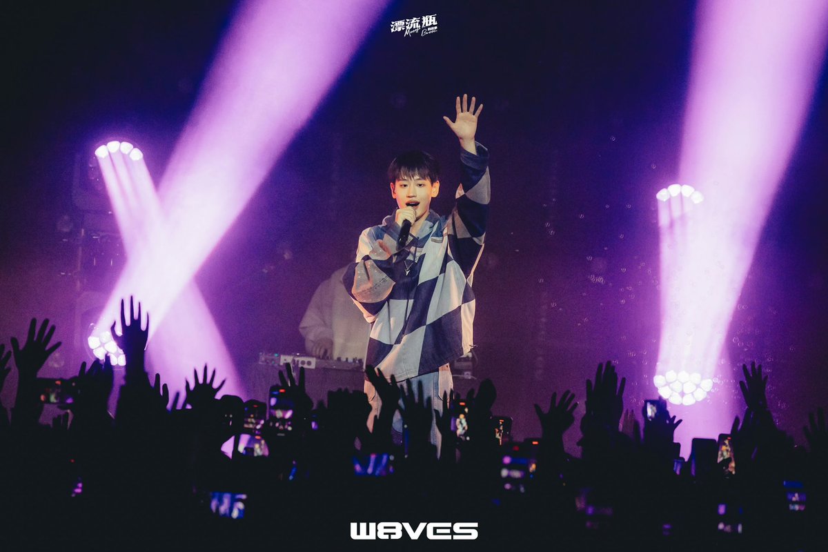 fansclub_ak's tweet photo. ✨ Ending Picture • HangZhou ✨ 

W8VES:
Second stop of “Message in a Bottle Tour” in HangZhou! 🔥
Limited pink hair shows AK’s gentleness and coolness. ✨

Next stop, see you in ChangSha on Jan. 12!

#AK_MessageInABottleTour 
#AK刘彰 #LiuZhang #หลิวจาง #Akira #AKLưuChương https://t.co/u4L2YwV1oZ