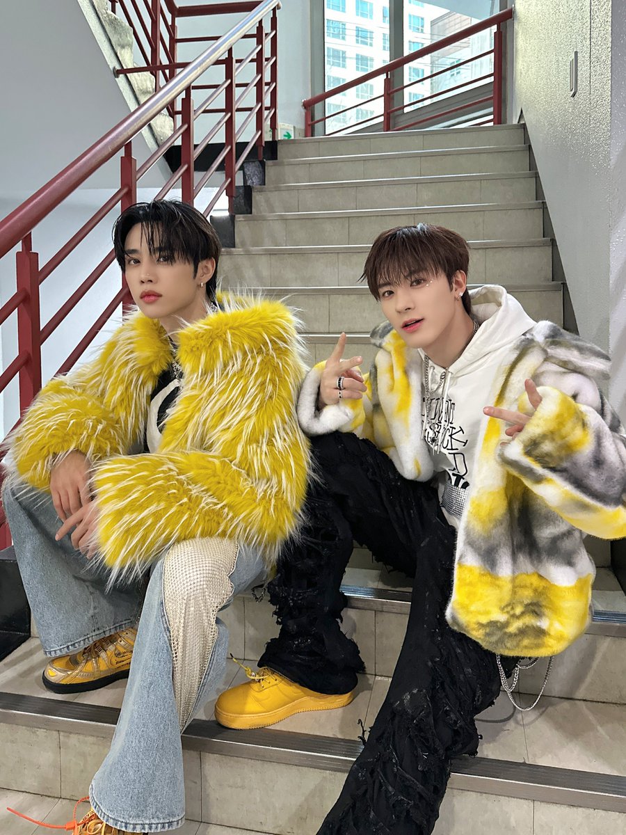 IST_THEBOYZ's tweet photo. [📸] 더보이즈 스페셜 유닛 인기가요 무대, 오늘의 팬사인회 완료✨ 열혈팬 김더비와 최더비의 응원에 힘입어 오늘도 멋지게 허니 무대를 마친 빵빵즈🍯 이번 주도 더비와 함께라 행복했습니다🥰

#THEBOYZ #더보이즈 #PHANTASY #Honey https://t.co/C6bFcmkKjK
