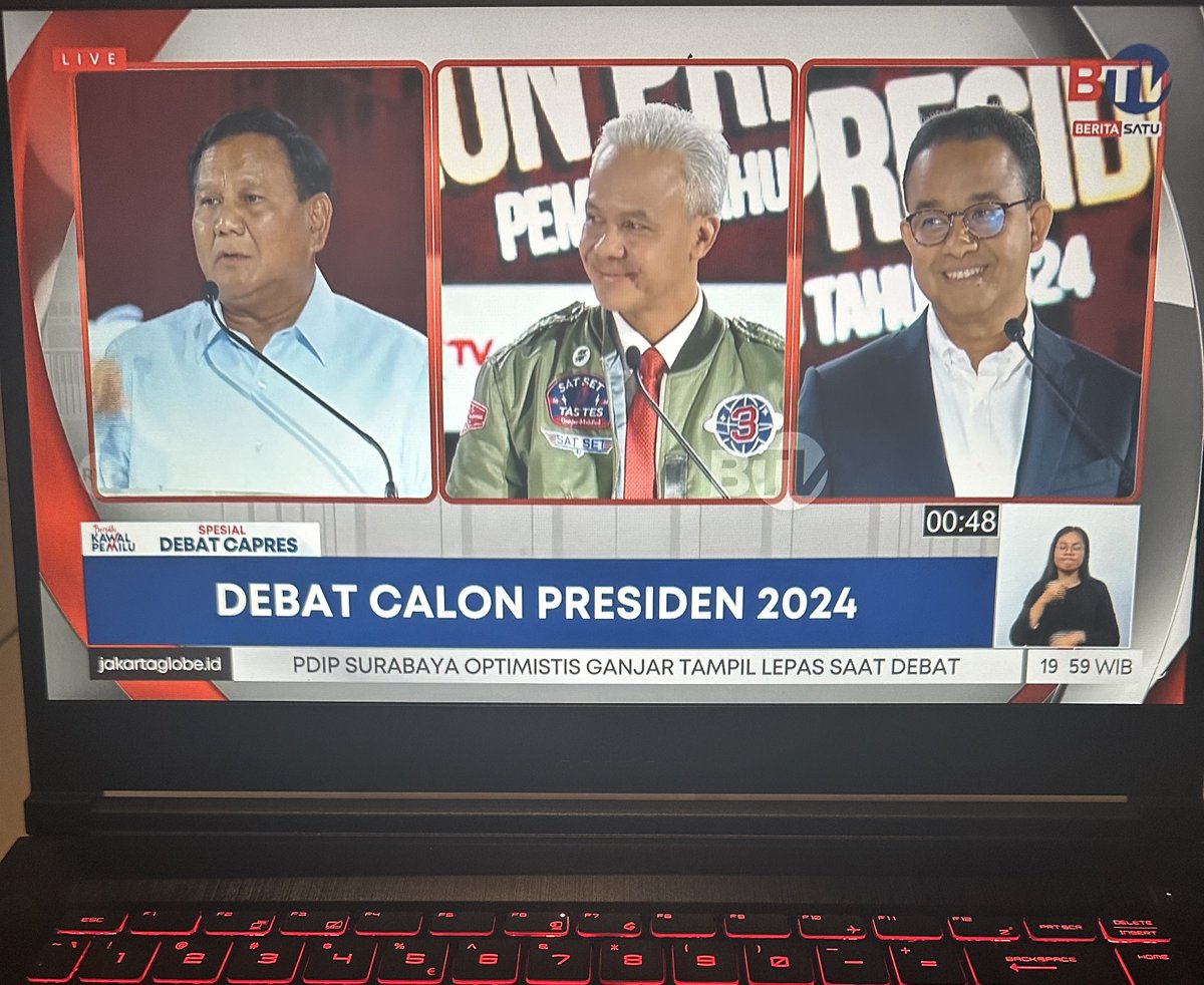 mazzini_gsp's tweet photo. Prabowo terbawa emosi, bekas pancingan di-speech awal tadi masih membekas.
“Kalau masuk akal saya setuju dengan Pak Ganjar. Kalau cuma ngomong-ngomong doang ya kumaha? Kerjanya ngomong aja” kata @prabowo 
Anies terlihat puas atas luapan emosi Prabowo. https://t.co/3apnaOCAfx
