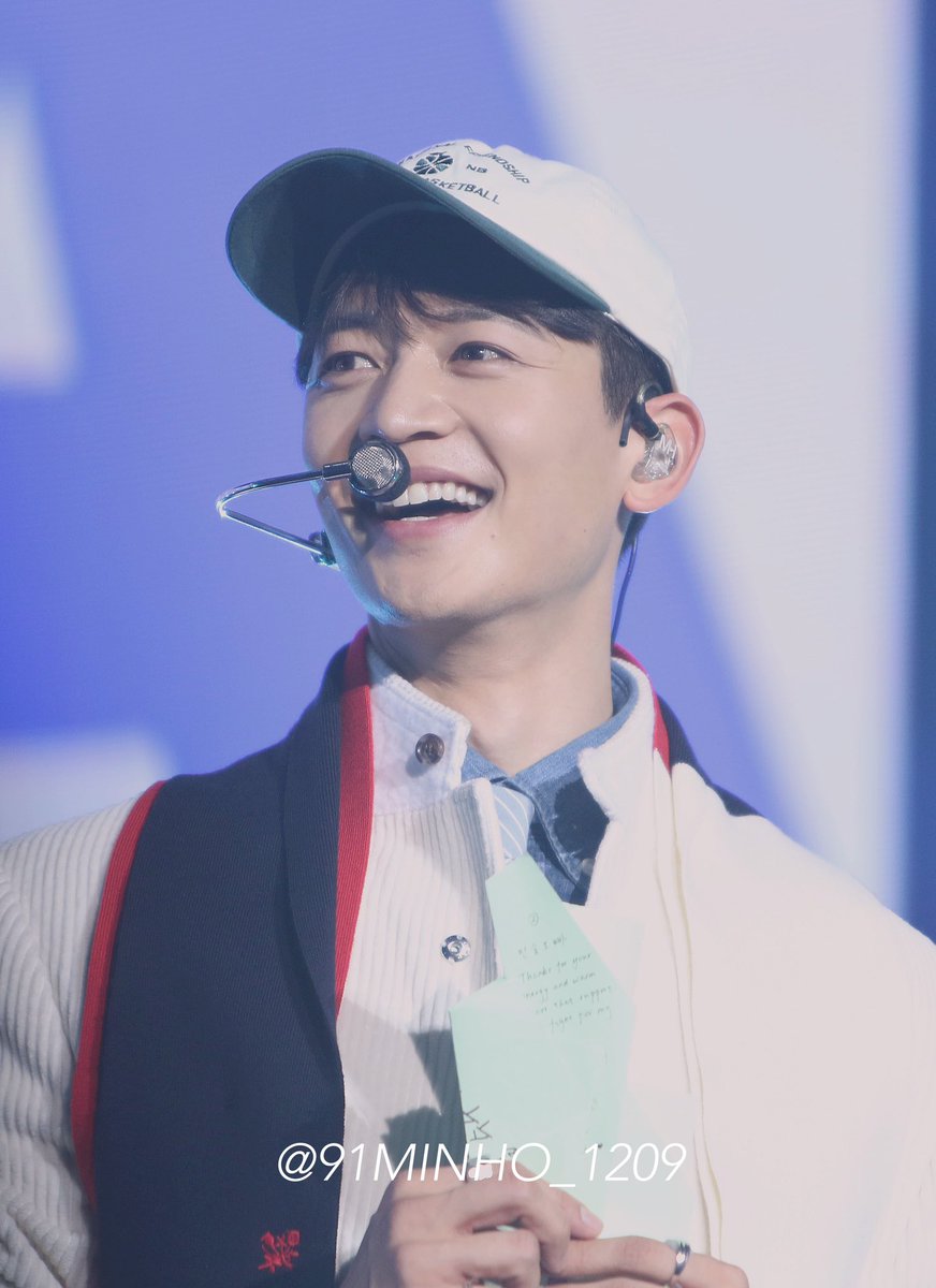 91MINHO_1209's tweet photo. 240107 민호 ✈️ 날아오는 종이비행기에 놀란 울 강쥐ㅠㅠㅠㅠ귀여워어어어어어 흐엉 ㅠㅠㅠㅠ 🐶 https://t.co/cpzb3X6EVT