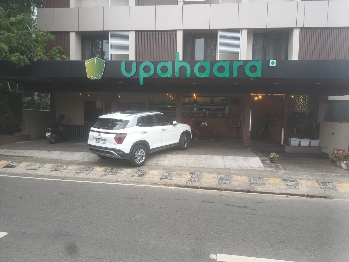 MPSriramEnables's tweet photo. Good veg snacks at upaharaa on cannon shed road ernakulam .. was very happy with the medu Vada and filter coffee today ! https://t.co/h6HbWqs6EY