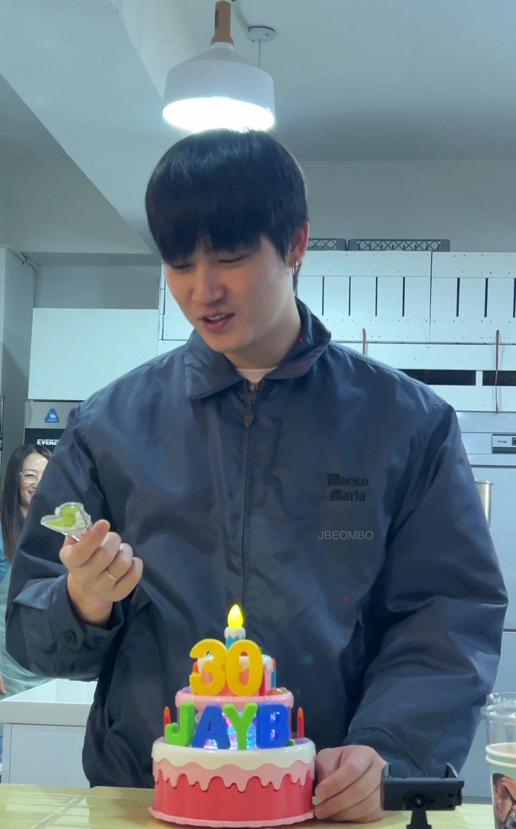 Jbeombo's tweet photo. Give me sometime I have to calm down and I will try my best to share as much as I can later🥹 🥹
@jaybnow_hr #JAYB #제이비 https://t.co/pAqjYbrBhX