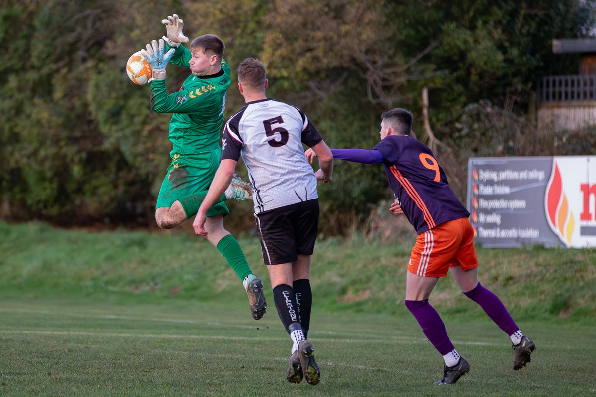 lincssnapper's tweet photo. Set 2 of 2 from yesterday's 2nd v 4th @utdcos Div 1 game between @ClipstoneFC1 &amp; @harrowbyutd1949 where a right battle ensued ending in a 4-3 win for the home side. #gameoftwohalves @RobCurrell @LincsOLSport @GranthamJournal https://t.co/qIMtLmatu0