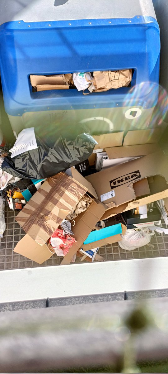 Emma08290Emma's tweet photo. Tener la batería de basura a 1 metro  de tu vivienda es una "bomba" @Cerdanyola #peligro @bomberscat @NextCerdanyola @TOTCerdanyola https://t.co/1lr4gXzTmp