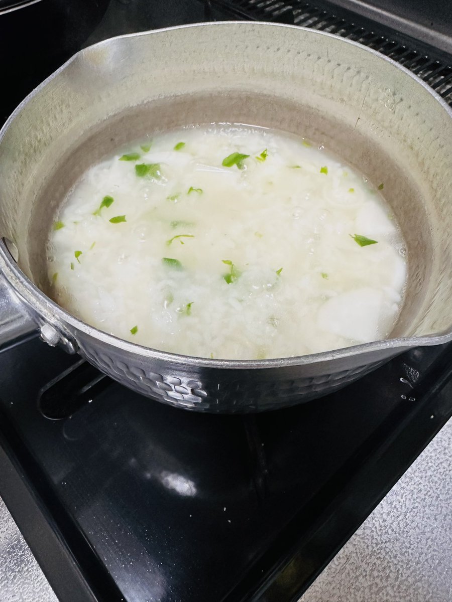 sala2002's tweet photo. 【#んまいもんはんまく】　#七草粥 ~ 人生初であろう。スーパーで七草セットがあったので炊いてみた。ペンペン草（なずな）、母子草（御形）、繁縷（はこべら）、田平子（ほとけのざ）。んまいやんか。少し鰹出汁入れたけどね。初めて菘（すずな）が蕪で蘿蔔（すずしろ）が大根だと知った。#春の七草。 https://t.co/9JJqmEt6ZY