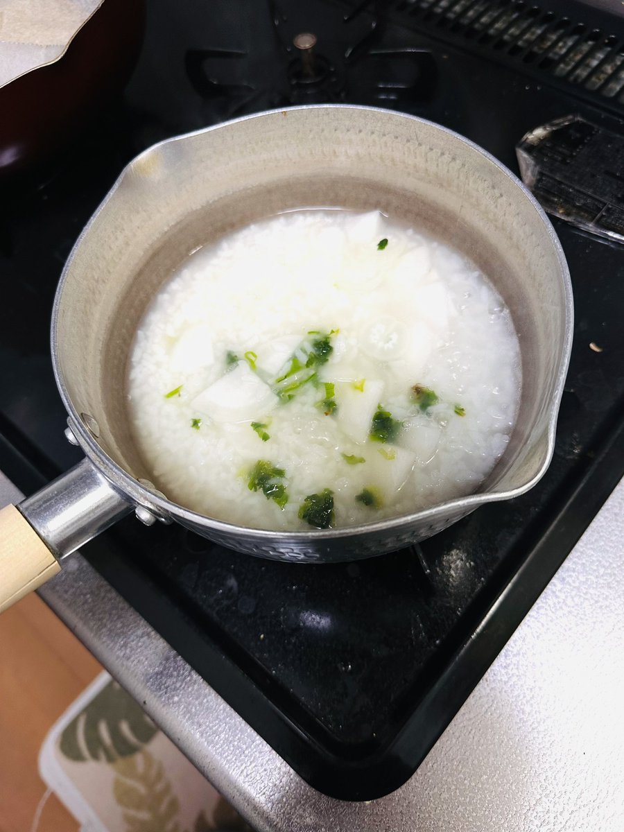 sala2002's tweet photo. 【#んまいもんはんまく】　#七草粥 ~ 人生初であろう。スーパーで七草セットがあったので炊いてみた。ペンペン草（なずな）、母子草（御形）、繁縷（はこべら）、田平子（ほとけのざ）。んまいやんか。少し鰹出汁入れたけどね。初めて菘（すずな）が蕪で蘿蔔（すずしろ）が大根だと知った。#春の七草。 https://t.co/9JJqmEt6ZY