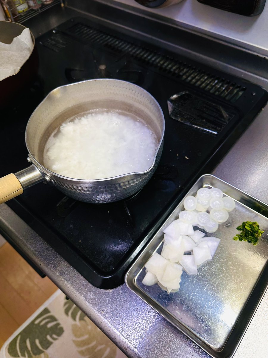 sala2002's tweet photo. 【#んまいもんはんまく】　#七草粥 ~ 人生初であろう。スーパーで七草セットがあったので炊いてみた。ペンペン草（なずな）、母子草（御形）、繁縷（はこべら）、田平子（ほとけのざ）。んまいやんか。少し鰹出汁入れたけどね。初めて菘（すずな）が蕪で蘿蔔（すずしろ）が大根だと知った。#春の七草。 https://t.co/9JJqmEt6ZY