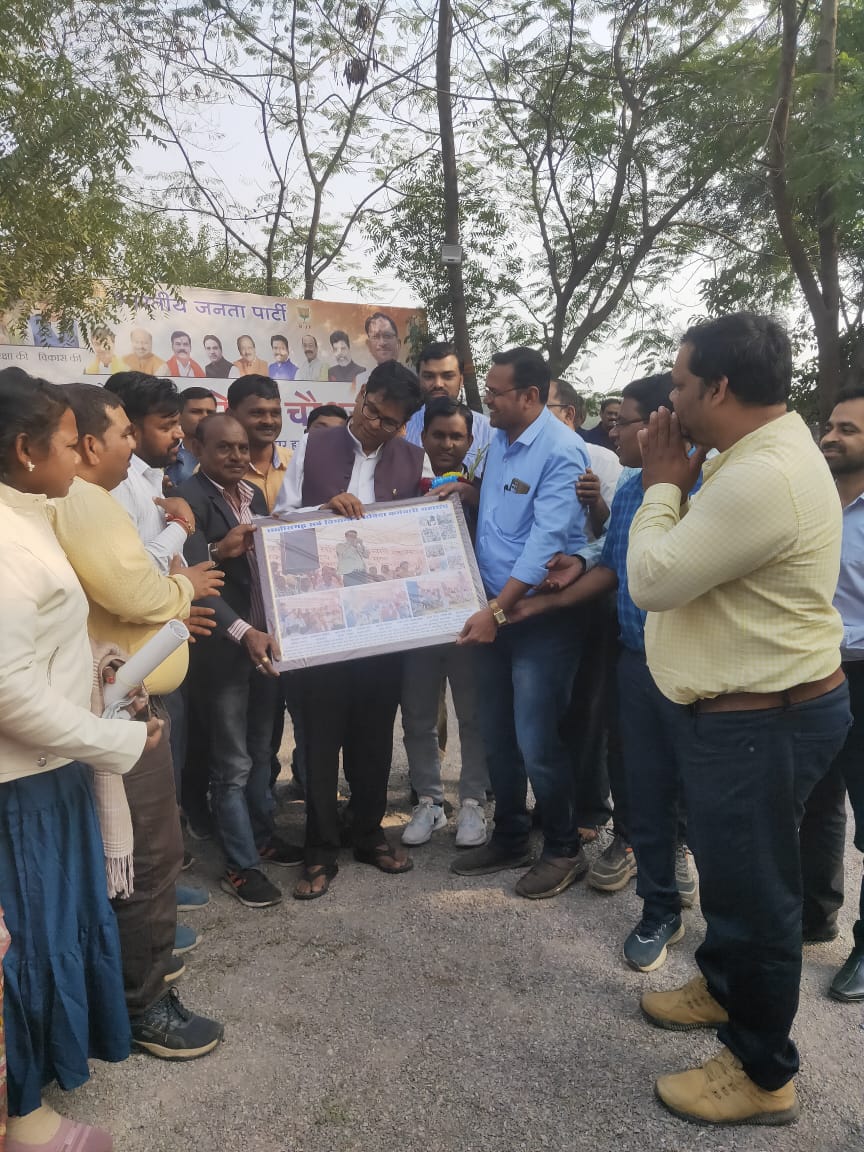 संगठन गढ़े चलो, सुपंथ पर बढ़े चलो।
भला हो जिसमें संगठन का, वो काम सब किए चलो.
सर्व विभागीय संविदा कर्मचारी संघ द्वारा आज वित्त मंत्री श्री ओपी चौधरी <a href="/OPChoudhary_Ind/">OP Choudhary</a> सर से मुलाकात कर नियमितीकरण के संबध में बात रखी।

45 हज़ार संविदा कर्मचारी आशान्वित हैं, उनकी मांग पूर्ण होगी।