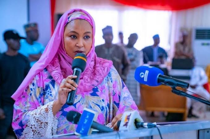 This woman reportedly confessed that she removed 44 billion naira from Government Account in 5 days claiming it was a mistake...

Omo this country is finished 🙄🙄