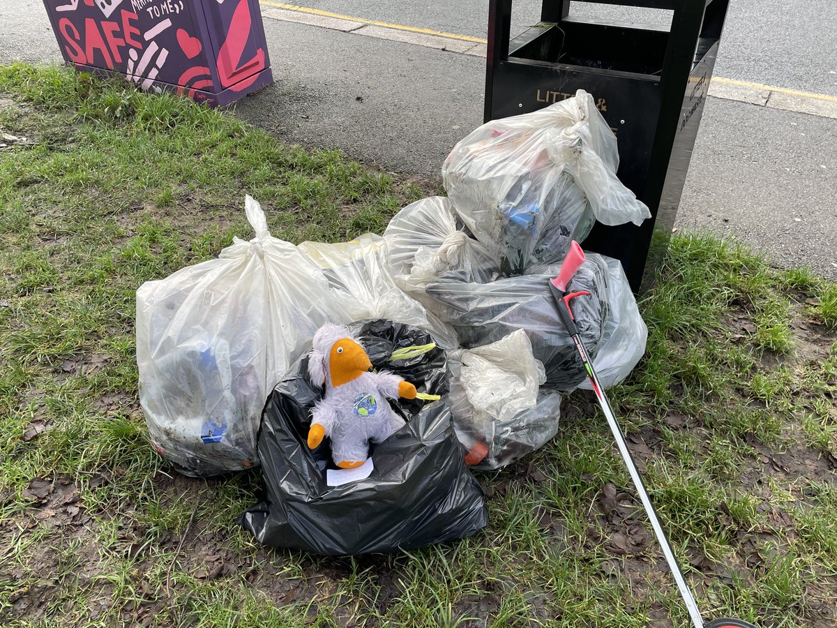 A few of us joined the Walkley Wombles Litter Pick today and cleared a sizable amount of trash in different parts of Walkley, decanting a lot into street bins. ⁦<a href="/sccstreetsahead/">Streets Ahead</a>⁩ we have left this pile on the green, South Rd opposite Asda. Thanks for collecting 🙏🗑️♻️💚
