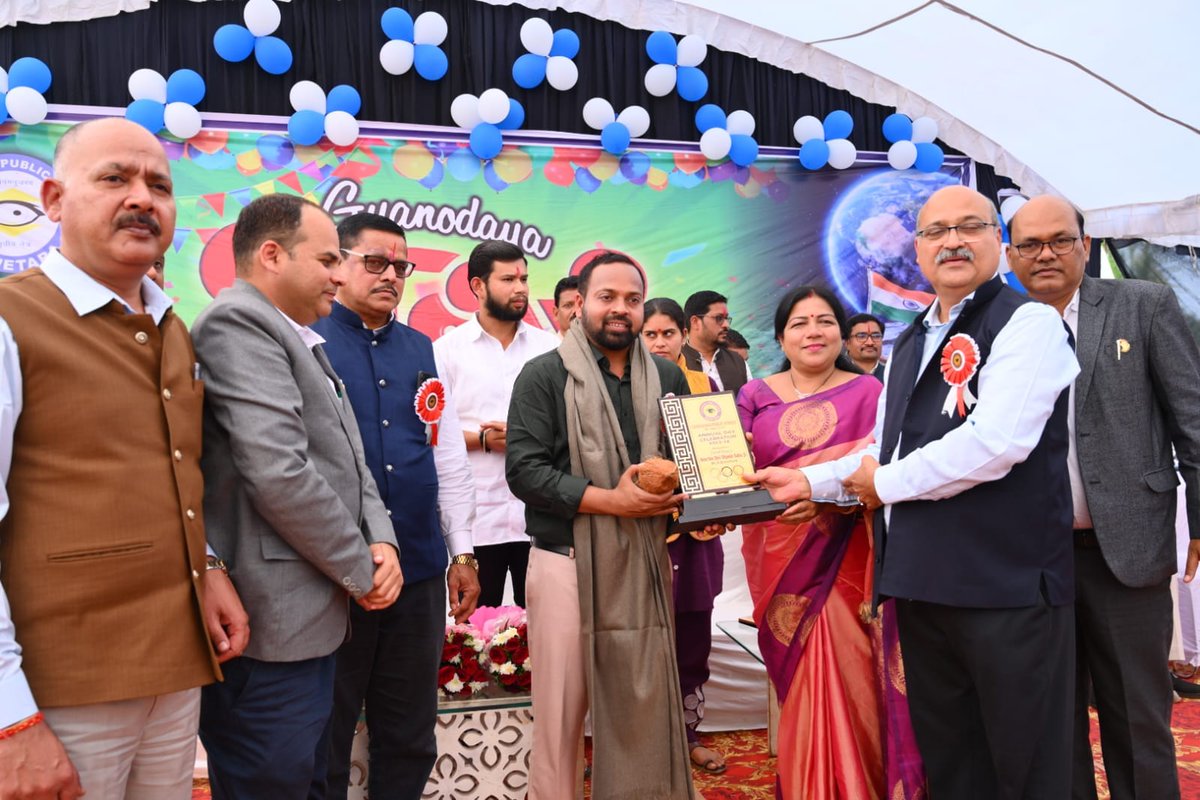 DipeshSahuBJP's tweet photo. ज़िला मुख्यालय बेमेतरा के ज्ञानोदय पब्लिक स्कूल द्वारा आयोजित वार्षिकोत्सव समारोह में सम्मिलित होकर विद्यालय के मेधावी छात्र-छात्राओं को पुरस्कृत कर उनके उज्ज्वल भविष्य की कामना की।
#mladipeshsahu #bemetaranews #विधायक_बेमेतरा #MLA #vidhayak #Dipesh #विधायक #dipeshsahu https://t.co/vCysQQhUTy