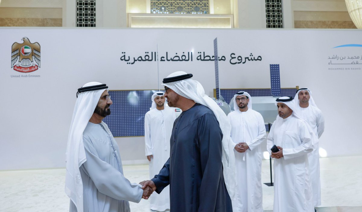 HHShkMohd's tweet photo. بدأنا عامنا الجديد 2024 في دولة الإمارات بمشاريع استثنائية بحمدالله .. واليوم حضرت رفقة أخي رئيس الدولة حفظه الله إعلان انضمام دولة الإمارات لمشروع علمي عالمي لبناء محطة الفضاء القمرية إلى جانب الولايات المتحدة وكندا واليابان والاتحاد الأوروبي.. وضمن هذا المشروع سيصل أيضاً أول رائد فضاء إماراتي عربي للقمر … 
ستتولى الإمارات تطوير وحدة كاملة ضمن المحطة تزن 10 أطنان .. وسيتم إنشاء مركز عمليات فضائية في الدولة للمحطة الجديدة  .. ومركزاً عالمياً لتدريب رواد الفضاء أيضاً على أرض الدولة …
 تمثل محطة الفضاء القمرية عودة البشر للقمر والمنصة الرئيسية التي ستنطلق منها رحلات البشر للوصول للمريخ أيضا .. سيبدأ العمل فوراً .. وستكون الإمارات ضمن هذا المشروع الذي يمثل أحد أكبر طموحات البشر في الفضاء خلال العقد المقبل

فخورين بمشاريعنا .. فخورين بكوادرنا .. فخورين بطموحات أبنائنا .. ومتفائل بالعام الجديد الذي سيكون الأجمل والأعظم بإذن الله في دولة الإمارات .