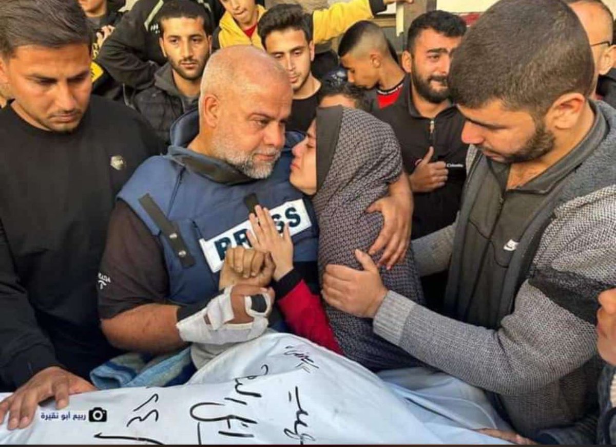 adhamsharkawi's tweet photo. الأقوياء الذين يسندون الجميع
من يسندهم حين ينكسرون؟! 
اَرْبطْ على قلبه يا الله https://t.co/W0MrSfR4pb