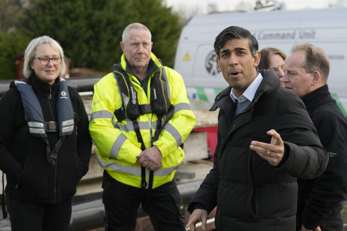 PM Rishi Sunak visited the flood impacted areas of #Oxford this morning 📷PA Frank Augstein Full story here 👉oxfordmail.co.uk/news/24032827.…
