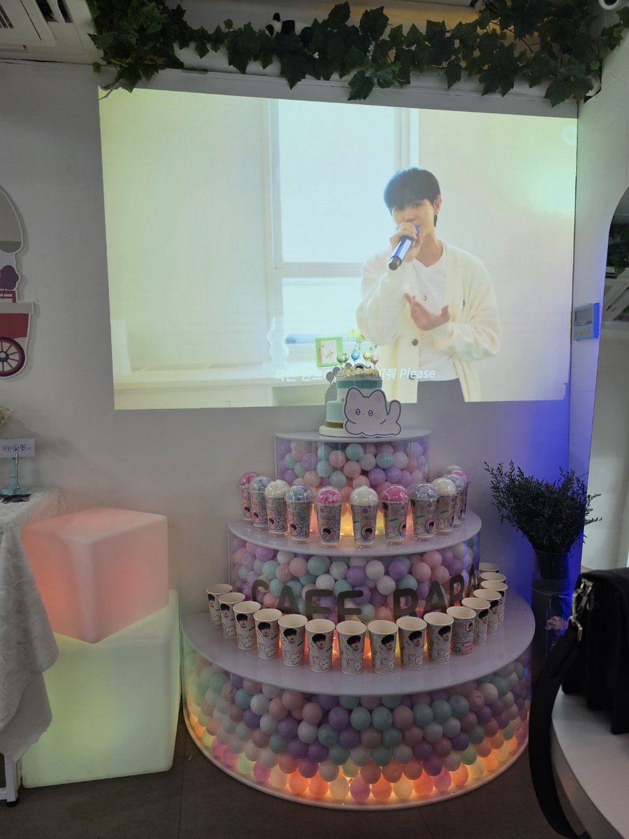 hlt_ve's tweet photo. 2. 카페 라래
양요섭 영상도 있어서 씬나게 보고 온 카페 사장님도 친절하시고 트레카 특전도 실물 갑..☆ 마카롱도 소다 마카롱이라니 특별했어요. 럭드 2등 상품인 시리얼컵이 너무 탐나서 열심히 럭드했는데 10회 제한이라 작고 소중한 제 지갑을 지켜주셨습니다👍
#요섭이네_코튼캔디샵_놀러와요 https://t.co/zPCjBdI2cH