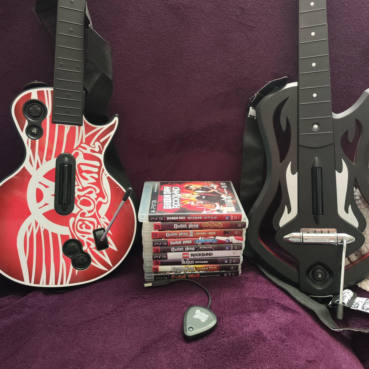 caroange's tweet photo. Je me suis remise sur guitar héro et rock band sur PS3 et comment vous dire que je surkiff grave 🤩😍🤘.
Il y a des fans ici ?
#guitarhero #rockband #ps3 #PlayStation #passion #rocknroll #acdc #metallica #greenday #beattles #musicvideo #musique https://t.co/Elp9MN3Tg4