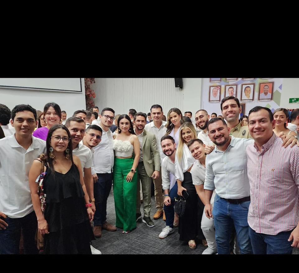 PipeScc's tweet photo. El equipo #Sembremos con nuestro alcalde de la ciudad de Neiva. https://t.co/ovKGxH1Kiw