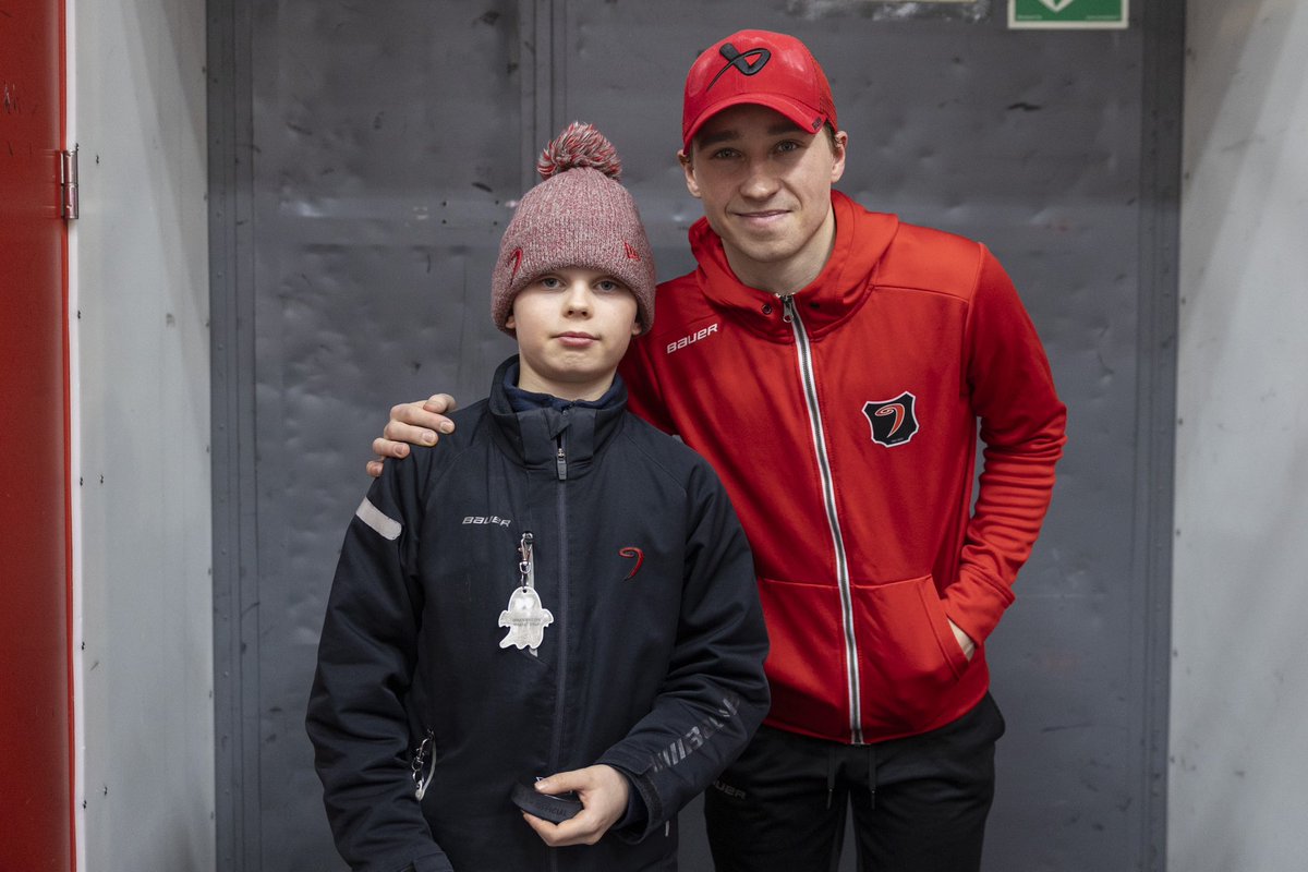 JYPin ja <a href="/LoimuaOy/">Loimua</a> kuukauden junioriksi valittu JYP U12 -joukkueen Aarni Kautto palkittiin perjantaina. 🌪🏒

Aarni sai personoidun pelipaidan ja vietti otteluillan perheensä kanssa VIP-paikoilla. Aarni myös pudotti ottelun aloituskiekon ja tapasi pelin jälkeen suosikkipelaajansa