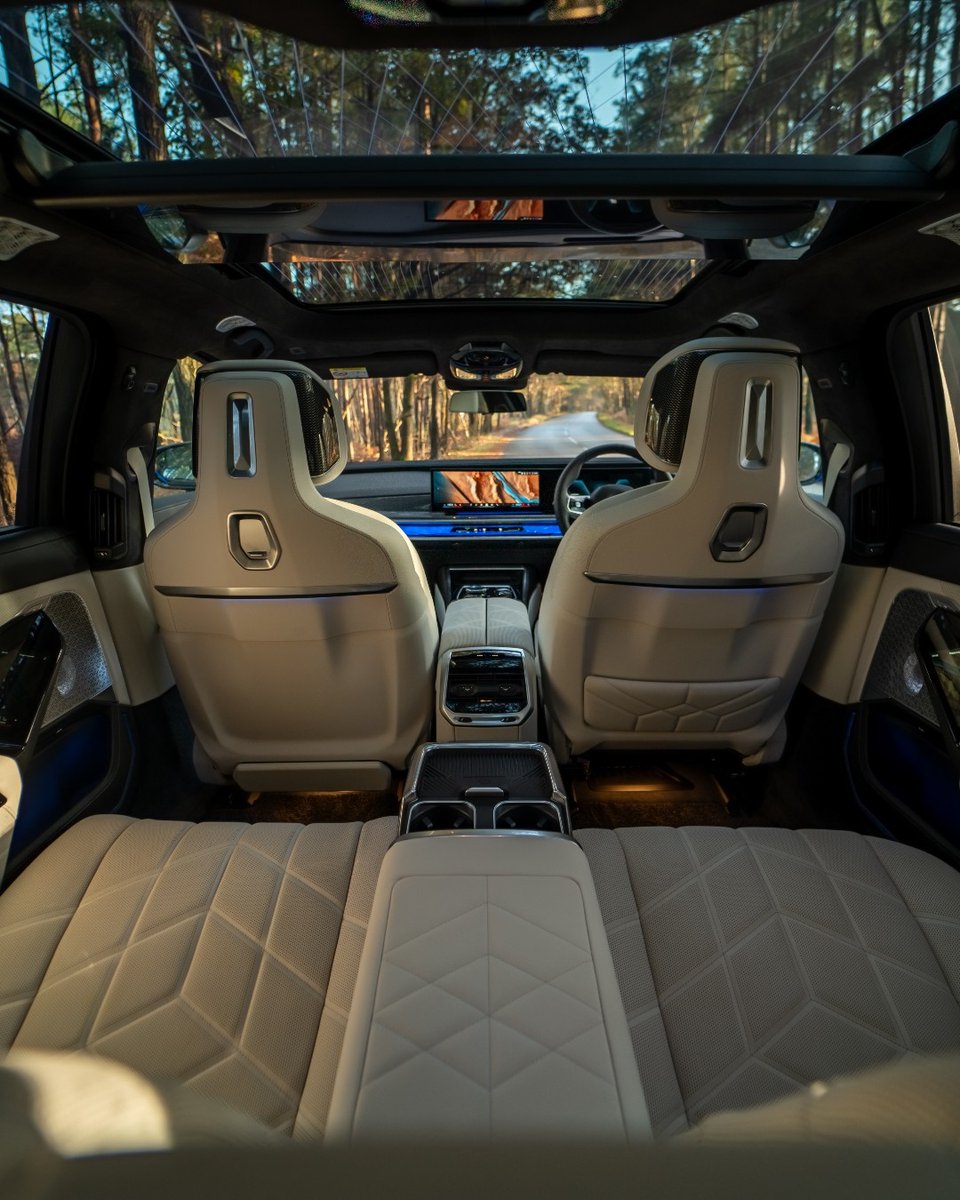 BMW's tweet image. Interior views in the BMW i7 &amp;gt;&amp;gt;&amp;gt;
📸(IG): Tomjensfilms #BMWRepost

The BMW i7. 100% electric. 
#THE7 

The BMW i7 M70 xDrive:
Power consumption/100 km, CO2 emission/km, weighted comb.: 23.8–20.8 kWh, 0 g. Electric range: 488–560 km. According to WLTP, b.mw/Further_Info.