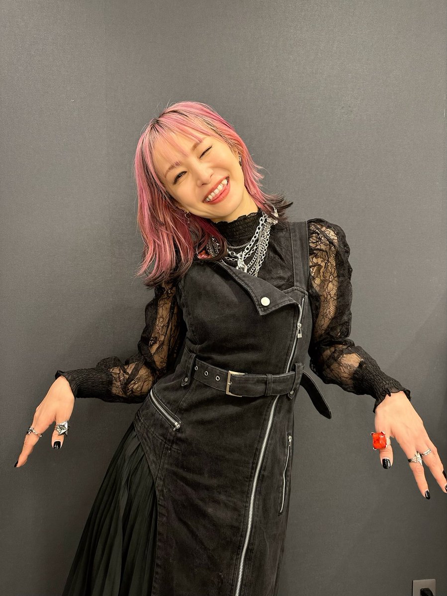LiSA_OLiVE's tweet photo. ANIPLEX 20th Anniversary Event -THANX- @東京ガーデンシアター　

わたしをみつけてくれた家族のような存在。「ANIPLEX」さんの20周年をお祝いに来ました。

たくさんのアニメ作品と、たくさんの楽曲を届けさせていただいたなぁ、、。と、とても感慨深く噛み締めながら歌わせていただきました。

アニメの特別映像と、声優のみなさんとのコラボでお届けする、特別な5曲でした。
それにしても、豪華すぎない‥！？

会場のみんなにたくさん力を借りて、最高な一日でした。特別な特別な一日でした。

会場で一緒に歌ってくれたあなた。配信でお楽しみにくださった皆様、ありがとうございましたっ。

RT
「ANIPLEX 20th Anniversary Event -THANX-」ありがとうございました☆

#LiSA は「Rising Hope」「crossing field」「Crow Song」「炎」「紅蓮華」を披露しました。

見逃し配信もございますので是非チェックしてください！

https://t.co/VyX7Go7UPs

#アニプレックス20周年
#魔法科高校の劣等生 #sao_anime #AngelBeats #鬼滅の刃