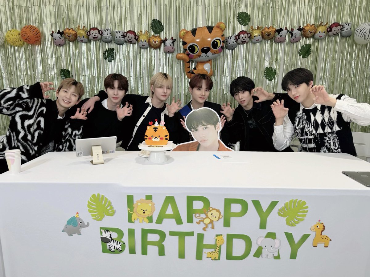 _AMPERSANDONE_'s tweet photo. [📸] 🐯아기호랑이🧡윤시윤🧡탄신일🐯

산중 호걸이라 하는 아기 호랑님의 생일날이 되어 무도회가 열렸네🎂
커피도 사주고 고기도 구워주는 아기 호랑님 만세🙌🏻

#앰퍼샌드원 #AMPERSANDONE #윤시윤 #SIYUN #Happy_SIYUN_Day https://t.co/GiKpG8N5qK