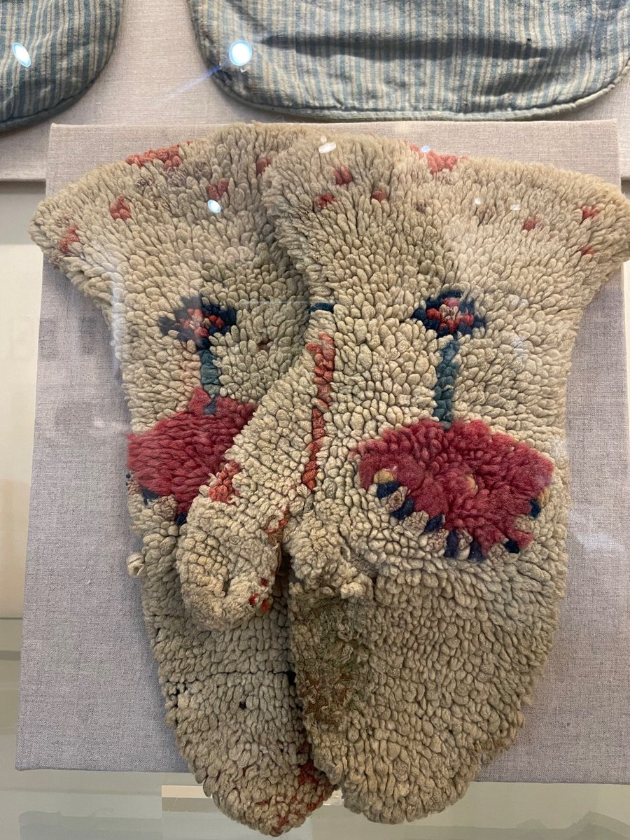 SilkDamask's tweet photo. ❄️ #winterinnewengland
In Dec., took my #MuseumStudies class @OldBerwick for an exhibit guest curated by Peter & Nancy Cook These fun mittens seem appropriate for today ❄️
Image: Mittens, Hand Knit by unknown maker, c1820
Wool, natural dyestuffs
Loan from #PeterCook #NancyCook https://t.co/u9B9JuetVC
