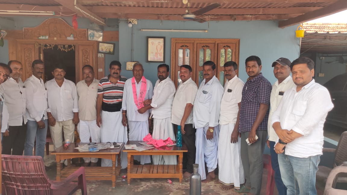 AnandChittari's tweet photo. సొంత గూటికి చేరిన కోరుట్ల మండలం ఐలాపూర్ గ్రామ ఎంపీటీసీ బోడ గంగాధర్ గారు
బిఆర్ఎస్ పార్టీలో చేరడం జరిగినది
#joing #korutlabrs
@drsanjayBRS @Vidyasagarrao_K @BRSparty @KTRBRS https://t.co/5i3XJhZ9kj