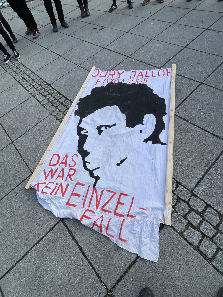 In #Naumburg ist die Demo in Gedenken an #OuryJalloh gestartet.