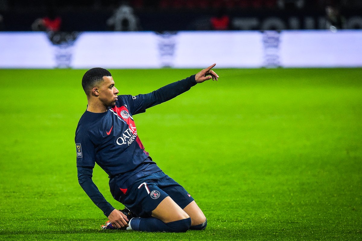 ActuFoot_'s tweet photo. 🚨 Le Real Madrid fait tout son possible pour signer Kylian Mbappe. 🤍

(@MarioCortegana) https://t.co/ZCEcOniqOf