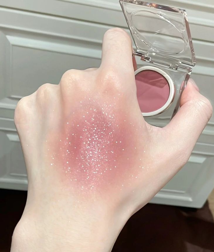 zalyazahari's tweet photo. Actually nak pakai Blusher ada cara pakai yang betul tau. Silap set memang muka you akan nampak tua dari usia. Here i nak share tips pakai blusher 🌷 https://t.co/es6V4NXbYA