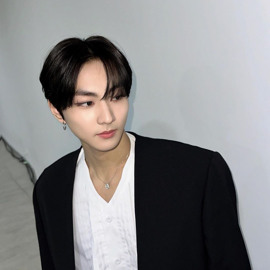 ยั้ง นามสกุลเท่ ๆ นักธุรกิจหนุ่มพันล้าน เท่ขรึมเย็นชา เหมือนจะไม่สนใจในความรัก แต่จริง ๆ แล้วเขาเก็บหัวใจไว้ให้พี่หมวEคนเดียวเท่านั้น