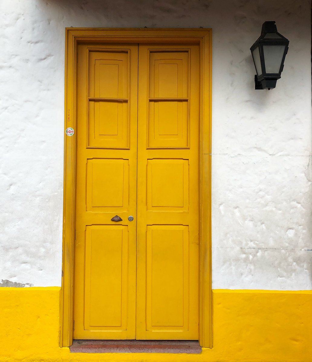mapascu's tweet photo. #iphoneonly #snapseed #snapseededit #puerta #door #amarillo #yellow #squaready https://t.co/ASf0lXAJbP