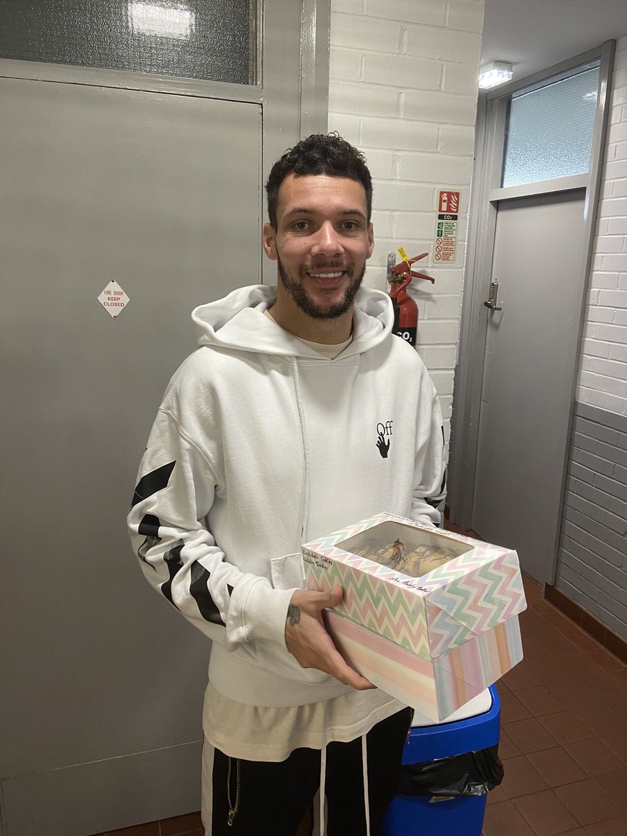 TheBaldyBakerUK's tweet photo. 🦉another one🦉

Sheffield Wednesday’s @Marvinjohnson28 received his order of a jumbo box of nutella stuffed cookies and nutella stuffed blondies😮‍💨

Thank you again for your order pal and I hope you enjoy them🍪🦉 https://t.co/rMScU2gLSM