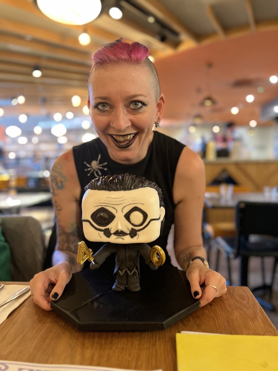 JogOnMum's tweet photo. Last year, I celebrated my 40th in September and I’ve just realised I never shared my awesome birthday cake on this page! How cute was my Papa cake!? 🥹🖤 (we always knew Papa had a lot of cake 🤭)

Made for me by my awesome sister! @cakingit_london 🖤 https://t.co/kDBRLDxhK4