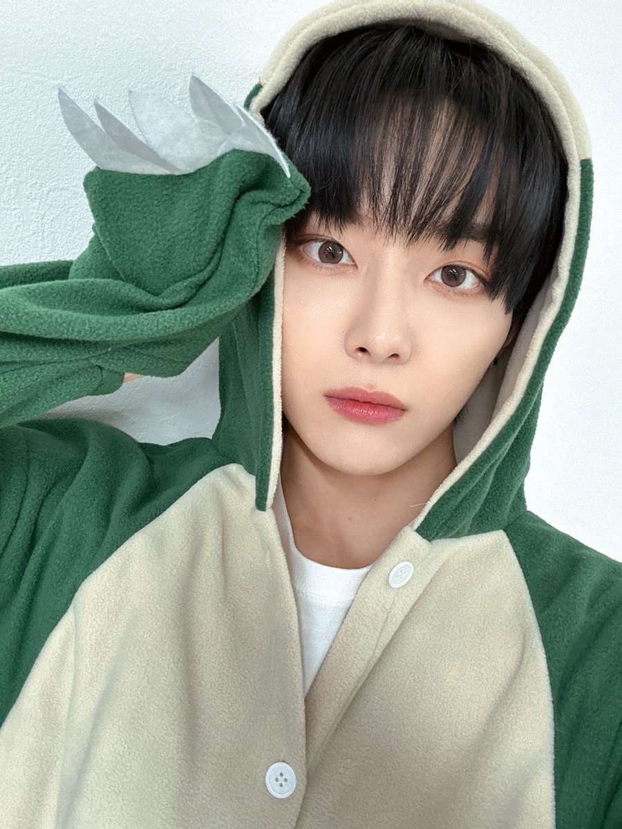 NINE_i_Firstone's tweet photo. [#반]

잠맘보 김반 ☺️

#NINEi #나인아이 #VAHN
#크리스마스처럼 #Back_to_Christmas 
#NINEi_크리스마스처럼 #NINEi_Back_to_Christmas https://t.co/UEwEfipF70