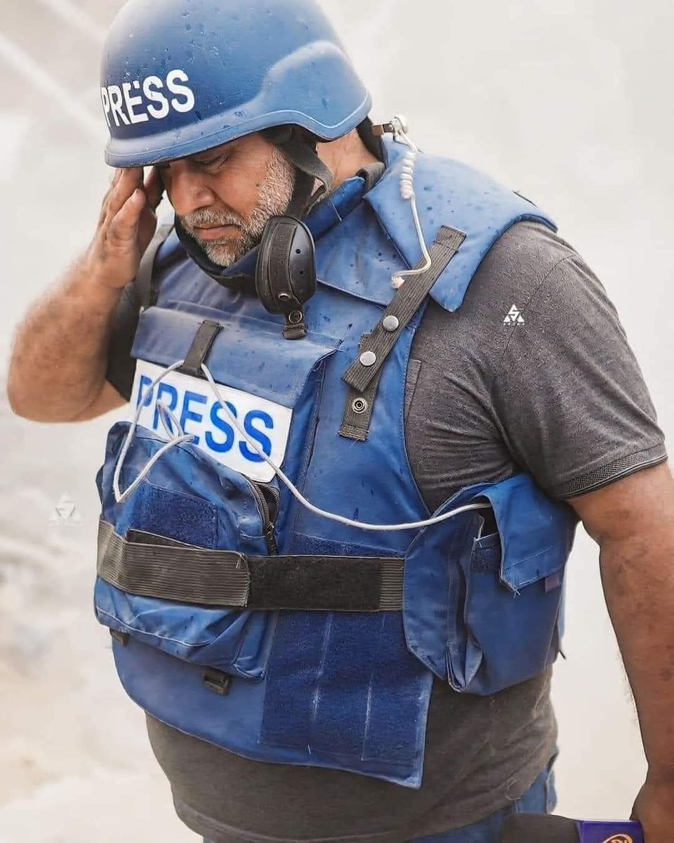 Hattabmah's tweet photo. وائل الدحدوح هو أيوبنا، هو قلبنا الذي يرقّ إن تألّم، هو عزمنا الذي يشتد كلّما حاصرنا القهر، هو الذي يحتضننا بكلمات الإيمان والصبر والاحتساب كلّما اشتدّ الخطب، أرقّ من زهر اللوز، متجذّرٌ أكثر من الزيتون، أعلى من السّرو في هذا الوطن، وسيبقى بهامةٍ مرفوعة تُطاول شمّ الجبال الرواسي. https://t.co/vwMbYcT6i7