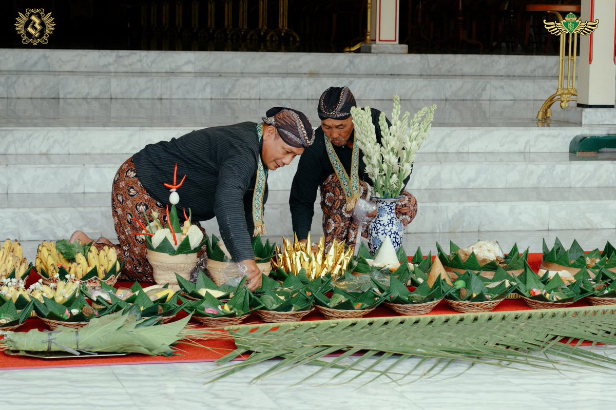 PuraPakualaman's tweet photo. Rangkaian Menjelang gelaran Dhaup Ageng B.P.H. Kusumo Kuntonugroho &amp; dr. Laily Annisa Kusumastuti 
___
Pada hari Ahad, 24 Jumadilakir Jimawal 1957 bertepatan dengan 7 Januari 2024, Kadipaten Pakualaman menggelar Upacara Majang Tarub serta Majang Pasereyan. https://t.co/cnLBbpVuc8