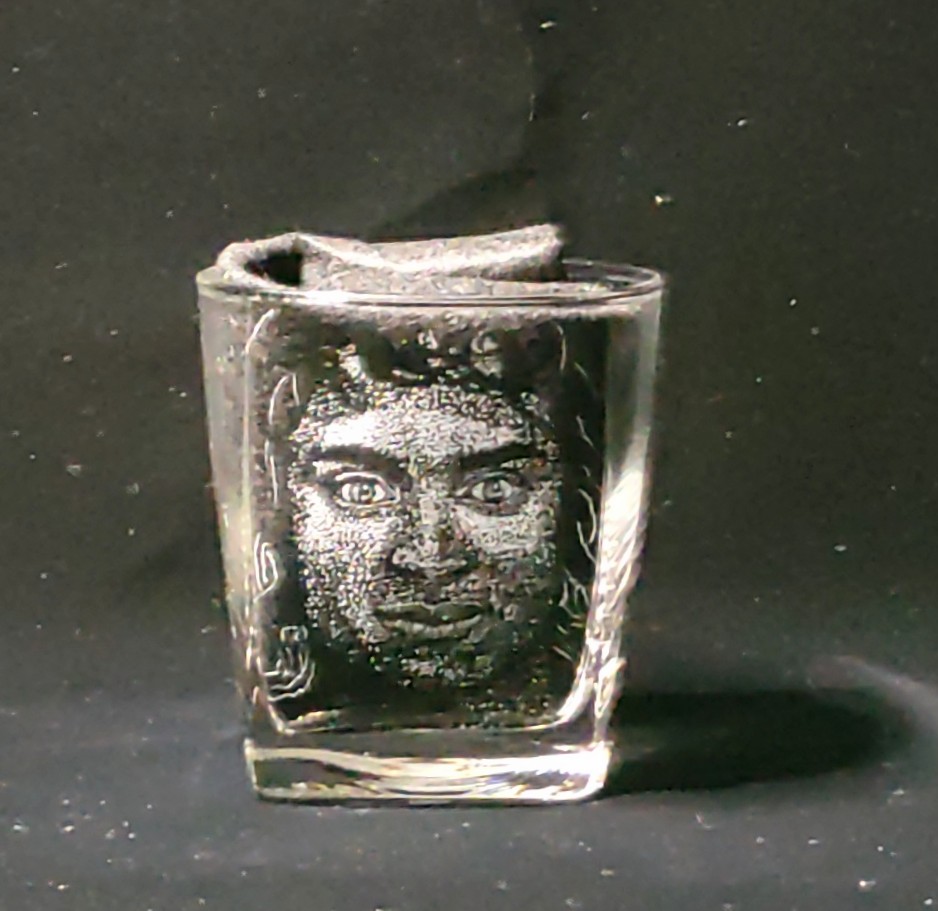 usayukarichan's tweet photo. 忘れてたので今頃の、12月の彫り成果、その1。
#グラスエングレービング #glassengraving
#ロードオブザリング #theloadoftherings #LotR
#LotRfanart
#frodo #samwise #peregrin #meriadoc https://t.co/taduHVPrIt