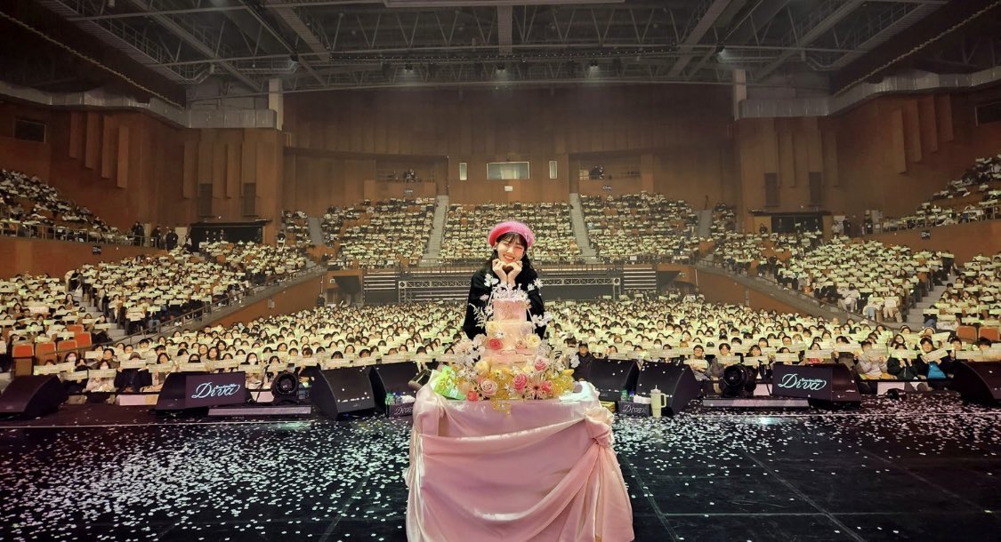 eunbin_forever's tweet photo. [은빈노트 : DIVA 서포트 후기]
안녕하세요 
은빈이의 토깽이들입니다🐰

꿈만 같던 <은빈노트 : DIVA> 팬 콘서트 
다들 행복하셨나요? 은빈 배우님의 첫 콘서트를 맞이하여 저희는 나무 화환과 무대용 케이크를 준비하였습니다🩷💚🩵

#박은빈 #ParkEunBin #은빈노트_DIVA
#은빈이의토깽이들 #서포트 https://t.co/oovu4XvjLL