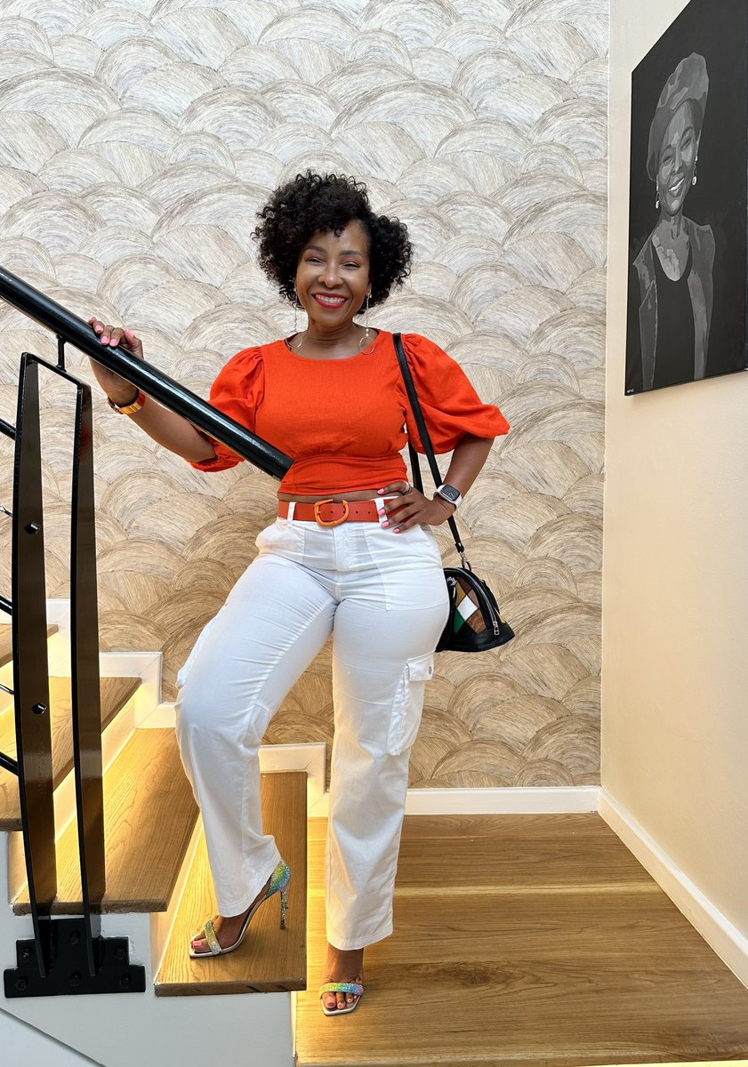 Yes,it comes with an adjustable and removable shoulder strap 😍