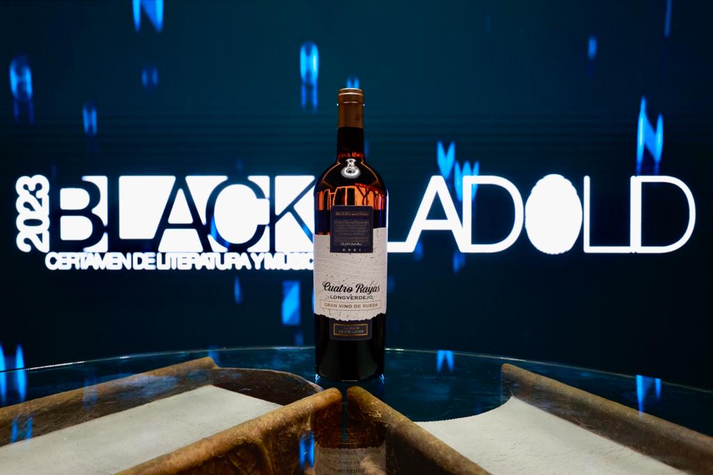 CuatroRayas's tweet photo. El vínculo entre #CuatroRayas y @cpgellida es estrecho. Como ya sabrás, nuestra #bodega colabora con @Blacklladolid, el certamen literario que coordina y que en septiembre de 2023 celebró su tercera edición con #Longverdejo como vino oficial 🥂 https://t.co/9CkjIcunwf